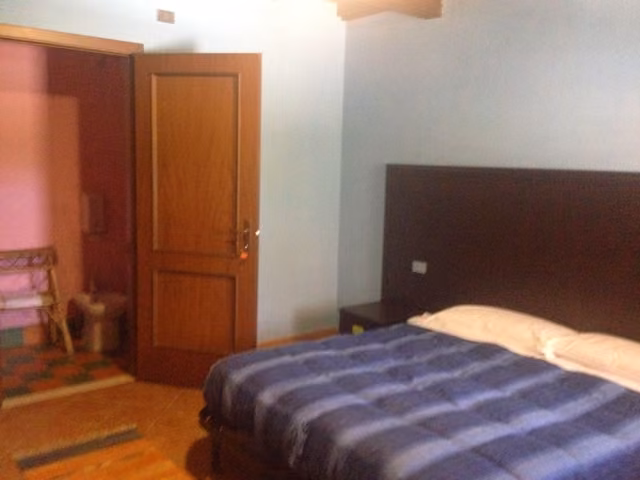 Una camera di caldarelli b/b a L'Aquila, con letto matrimoniale
